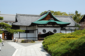 旧嵯峨御所『大覚寺』僧侶のご案内で巡る、初夏の特別拝観 京の老舗『泉仙』お昼の精進御膳付